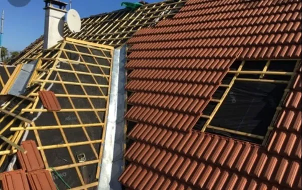 Fenêtre de toit dans une couverture en tuiles en rénovation